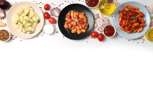 Тарелки с блюдами